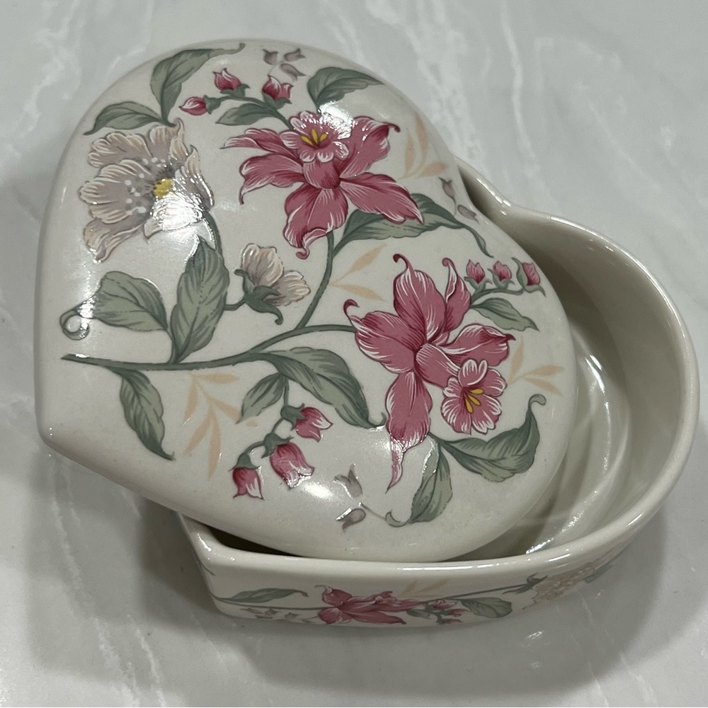 Prima Otagiri Japan Floral Heart-Shaped Ceramic Storage Box Cottagecore Classic